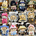 Miniatyrbild 3 av 3: [HH]Labubu Första & Andra Generationen Blind Box Sittande Party Babykläder med Tecknad Leksaksstil Emalj Ansikte Plysch Labubu Outfit