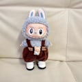 Miniatyrbild 1 av 3: [HH] Labubu Kläder Märkesdesign Kläder Labubu Kläder Väska Skor Utsmyckning Dekorationer Förklädnad Coffee bear bib + white shoes