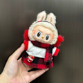 Miniatyrbild 2 av 3: [HH]Labubu Babykläder V1 V2 17cm Labubu Kläder Emaljering Hänge Plyschdocka Kjort Babykläder Skjortset (Chatta Nu) Red