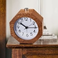 Miniatyrbild 2 av 2: Analog väckarklocka, tyst, polygon, batteridriven/HH/