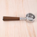 Pikkukuva 2 / 5: 58mm Kahvikoneen Suodattimenpidin Kaksoiskorvilla E61 Pohjaton Portafilter Puukahvalla Tyyli B