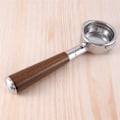 Pikkukuva 1 / 5: 58mm Kahvikoneen Suodattimenpidin Kaksoiskorvilla E61 Pohjaton Portafilter Puukahvalla Tyyli B