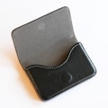 Miniatyrbilde 2 av 2: Korthållare / Etui i konstläder med lock - svart Black