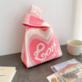 Miniatyrbillede 6 af 10: Sød Pink Strikket Skuldertaske med Hjerte Mønster og Bred Rem - Perfekt til Fester, Shopping og Indkøbsture. One Size Fits All.