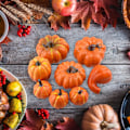 Pikkukuva 4 / 5: 8 kpl Halloween ja Thanksgiving -teemainen keinotekoinen oranssi kurpitsa setti DIY-lomakoristeluun ja valokuvausrekvisiitaksi (pussi)
