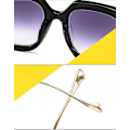 Pikkukuva 3 / 5: Neliömäiset gradienttilasit, paksu metallirunkoiset aurinkolasit miehille ja naisille - musta kehys harmailla linsseillä black frame with gray lenses