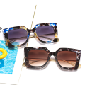 Pikkukuva 5 / 5: Neliömäiset gradienttilasit, paksut metallirunkoiset aurinkolasit miehille ja naisille - kilpikonnankuorikehys teepala tortoise shell frame tea piece