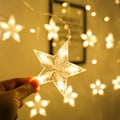 Miniatyrbillede 4 af 10: 4m 138 LED Vandtæt Stjerneformet Lysstreng - 12 stk. Indendørs Gardinlampe til Julepynt, Varmt Hvidt, EU Stik 220V