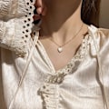 Pikkukuva 2 / 3: Vintage-tyylinen kaulakoru sydän helmiäiskultaisella pitsillä 18K Gold one size