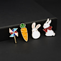 Miniatyrbillede 4 af 5: Emaljerede brocher med gulerodskaninevirvel til børnetaske tøj White Bunny with red bow