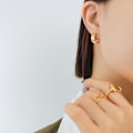 Miniatyrbilde 3 av 3: Noorzai Scandinavia - C-formede øredobber med geometriske former Gold one size