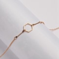 Pikkukuva 2 / 3: Henkisen viisauden kaulakoru, jossa kuusikulmio 18K kullattua lahjaa Gold one size
