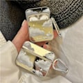 Pikkukuva 2 / 3: Airpods Pro 2 peittää tyylikkään neliömäisen peilin, jossa on pilviä ja tähtiä Gold one size