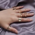 Miniatyrbild 5 av 6: Guldpläterad ring med bokstäver minimalistisk justerbar Gold one size