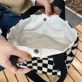 Miniatyrbild 3 av 5: Rutig liten tote väska rutig eko knapp fack estetisk stil White Black and white
