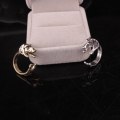 Miniatyrbillede 3 af 4: Ring med hund, der krammer finger gravhund sort guld sølv Silver one size