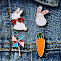 Miniatyrbillede 2 af 4: Emaljerede brocher med gulerodskaninevirvel til børnetaske tøj White Bunny