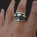 Miniatyrbillede 2 af 3: Stor ring med kraniet skelet sort hvid rock punk Silver one size