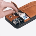 Miniatyrbild 4 av 4: Läder plånboksskal ‘iPhone 14 Plus‘ med rem för bra grepp Svart