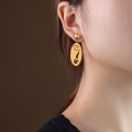 Pikkukuva 2 / 4: Noorzai Scandinavia - 18K kullatut korvakorut viivataideaiheilla Gold one size