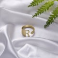 Miniatyrbild 5 av 5: Guldpläterad ring med bokstäver minimalistisk justerbar Gold one size