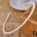 Miniatyrbilde 4 av 4: Elegant perle-tiara med hvite imiterte perler - Klassisk hårtilbehør til fester og bryllup White one size