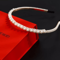 Pikkukuva 1 / 4: Käsintehty Ylellinen Diadeemi metallia helminauhoilla White one size