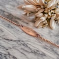 Pikkukuva 1 / 3: Ruusukultainen rannekoru, jossa teksti "Dostat daram" persialaisessa joululahjassa Pink gold one size