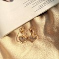 Pikkukuva 4 / 4: Kevyet korvakorut, joissa geometrinen riipus kuun sydän kristallia Gold one size