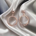 Pikkukuva 2 / 2: Korvakorut, joissa on kolminkertaiset sormukset ja strassit, jotka luovat lumoavan ruusukultaisen ilmeen Pink gold one size
