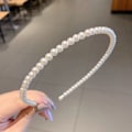 Miniatyrbillede 2 af 4: Elegant perle-tiara med hvide imiterede perler - Klassisk hårtilbehør til fester og bryllupper White one size