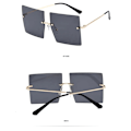 Miniatyrbilde 4 av 4: Store solbriller med firkantede glass i sort og brun kim 2025 Black one size