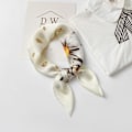 Miniatyrbild 2 av 4: Scarf/Sjal i artificiellt silke blomma tusenstjärnor prästkrage Vit one size