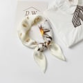 Miniatyrbillede 2 af 4: Tørklæde / sjal i kunstsilke tusind stjerner blomst tusindfryd White one size