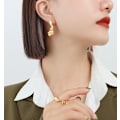 Pikkukuva 3 / 3: Noorzai Scandinavia -Geometriset korvakorut 18K kultaa epätasainen ''studs'' Gold one size