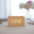 Miniatyrbild 1 av 4: Digital väckarklocka Trådlös Justerbar Ljusstyrka Röststyrning LED-klocka Rektangulär Display Tid Temperatur Heminredning