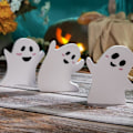 Pikkukuva 3 / 4: Halloween-puupatsit Sööt kummituskoriste juhlatyyliin kotipöydän keskipisteeksi