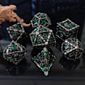 Pikkukuva 1 / 5: 7 Dungeons and Dragons -noppaa (hopea vihreillä kirjaimilla), HNCCESG