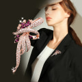 Miniatyrbild 5 av 5: Dambrosch, elegant bukett, strass boutonniere broschklämma