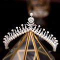 Miniatyrbillede 2 af 5: TG Bryllupskrone Enkle og elegante hårtilbehør Brudknude Bryllupskjole Dronningkrone Fotostudie Rejsehoved Sølv