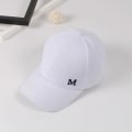 Miniatyrbilde 4 av 5: Hatt for menn Hvit, Bokstaven M Bomullshatt