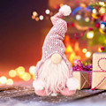 Pikkukuva 3 / 5: 2 kpl, neulottu valkoinen parta Rudolph Red + Neulottu valkoinen parta Rudolph Pink istuva nukke koriste pehmonukke