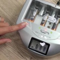 Miniatyrbillede 2 af 5: TG Universal Batterilader med LCD-display grå