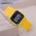 Standard digital klocka med LED-lampor yellow