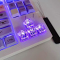 Pikkukuva 4 / 5: Taustavalaistu Keycap-hartsi Persoonallisuus Läpinäkyvä Hopeafolio OEM-profiili R4 Korkeus Vaaleanpunainen Keycap Pelikäyttöön
