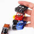 Pikkukuva 3 / 5: 7 kpl Elokuvien Autot Leikkiautoja 95 Salama McQueen Animen Mack Kuorma-auto ja Kilpa-autot Sarja Lahja Autolelut Lapsille Pojille 3 Vuotta Ylöspäin