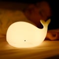 Miniatyrbillede 4 af 5: Sød Haj Natlampe 7 Farveskiftende LED Bærbar Touch Lampe til Soveværelse USB Genopladelig Silikone Dyre Natlampe (Vælg)