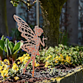 Miniatyrbillede 3 af 5: Rusten metal fe statuette, havespyd, alf på pind, 27x18cm (medium) blomsterdekoration (FMY)