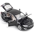 Pikkukuva 4 / 5: Tesla Model S -auton malli valolla ja avattavilla ovilla, musiikkisimuulaatiolla