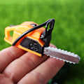 Miniatyrbillede 2 af 4: Farfi Mini Plæneklipper  God Håndværk Behagelig Håndfølelse Plastik Dukkehuss Simulation Klipning Kædesav  Mikro Havearbejde Værktøjer  (FMY) Green A